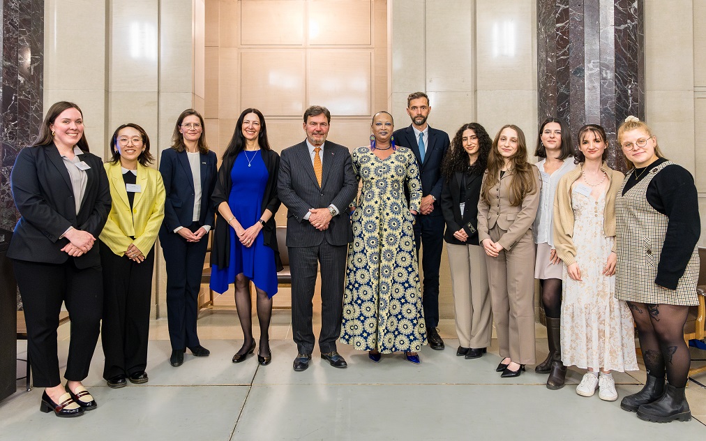Une photo de groupe du juge en chef Richard Wagner et des représentants d’Étudiants Pro Bono Canada
