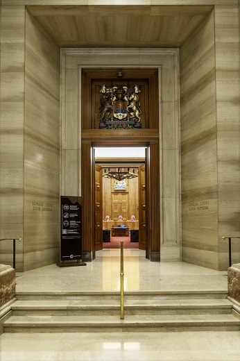 Entrée de la salle d'audience principale.