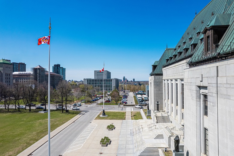 Vue de côté est de l'édifice de la Cour suprême du Canada.