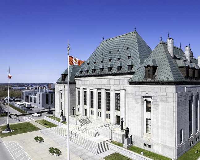 Vue aérienne latérale de l'édifice de la Cour suprême du Canada.