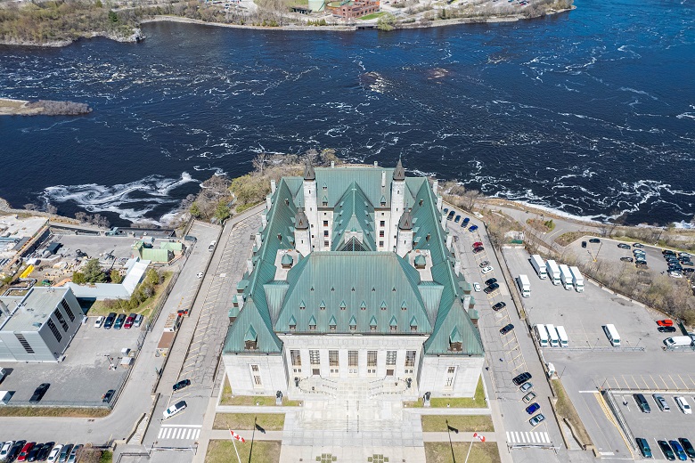 Vue aérienne de l'édifice de la Cour suprême du Canada.