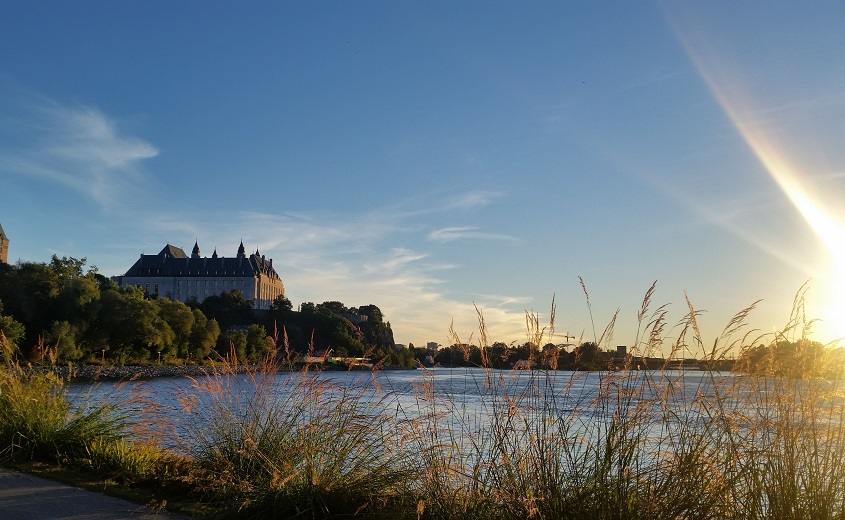 L'édifice de la Cour suprême du Canada de la rivière en fin d'après-midi.