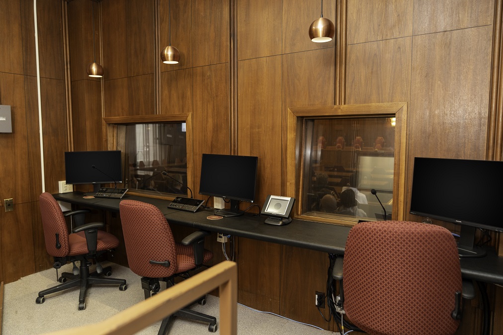 Intérieur de la cabine d'interprétation.