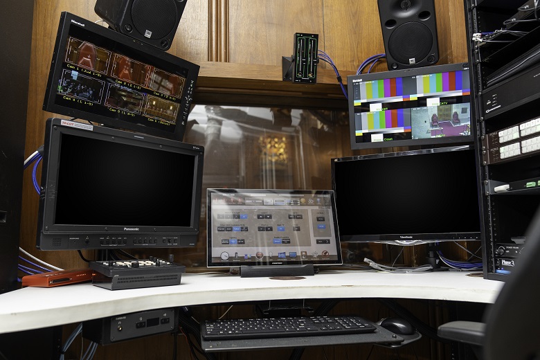 Cinq écrans d'ordinateur de la salle audiovisuelle.