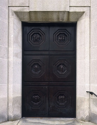 Porte principale de l'édifice de la Cour suprême