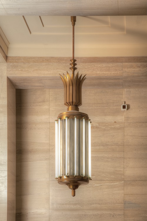 Luminaire dans le hall d'honneur