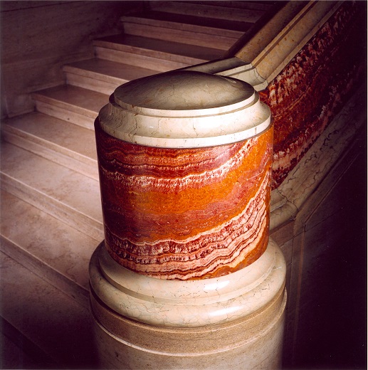 Rampe en marbre dans le hall d'honneur