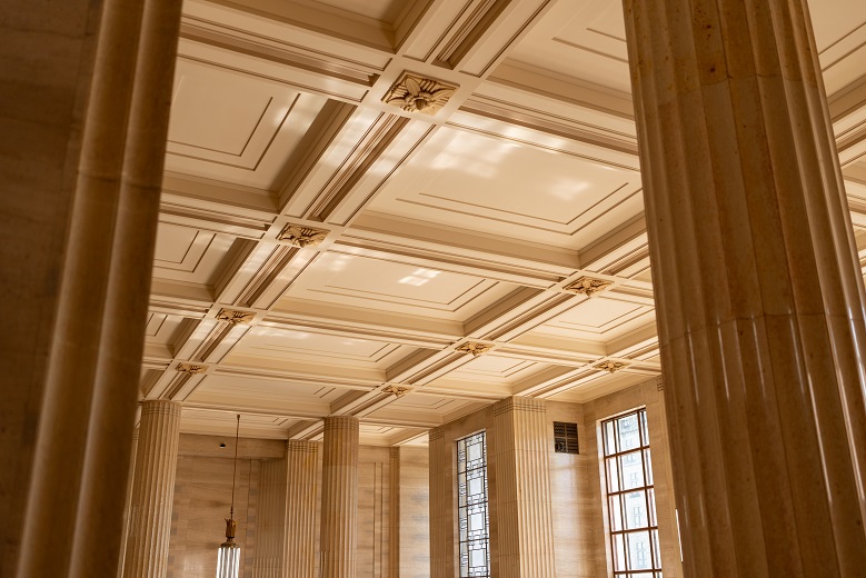 Moulures sur le plafond du hall d'honneur