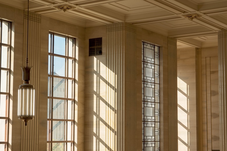 Lumière qui brille à travers les fenêtres du hall d'honneur