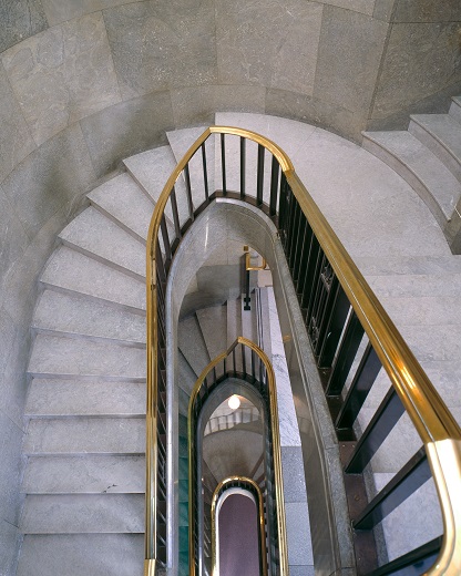 Escalier à l'intérieur de l'édifice de la Cour suprême