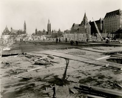 Vue de la Cour suprême du Canada en construction.