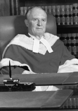 L’honorable Douglas Charles Abbott, C.P.