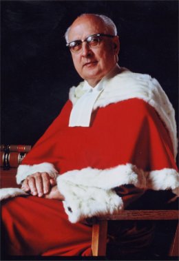 L’honorable Emmett Matthew  Hall