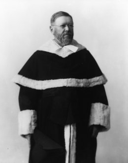 L’honorable John Idington