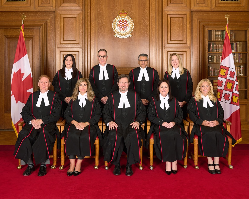 Photo officielle des 9 juges de la Cour suprême du Canada dans leurs toges d’apparat noires.