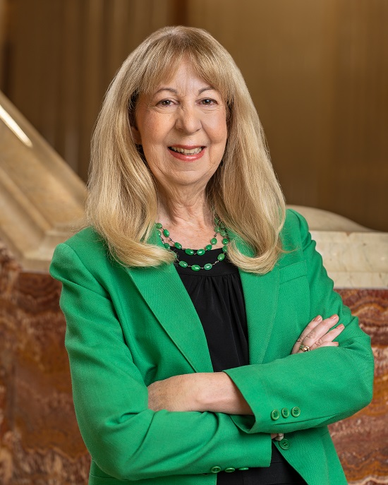Mary T. Moreau en tenue de ville