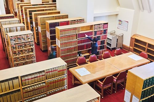 Employés dans la salle C de la bibliothèque