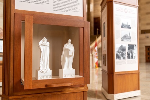 Modèles réduits manipulables de nos statues