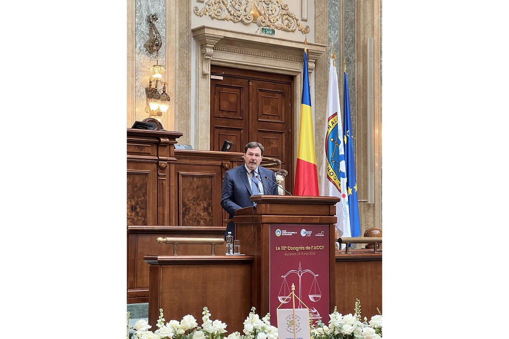 Le juge en chef qui parle debout à un podium