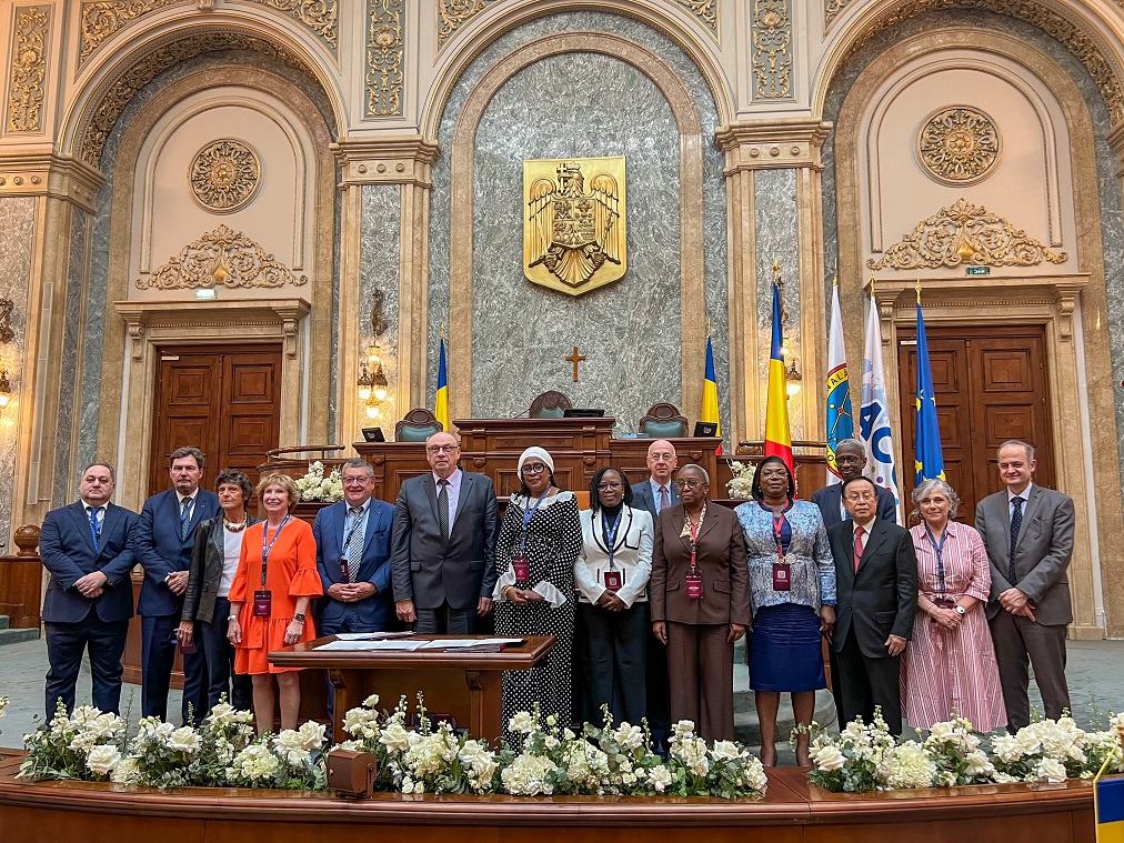 Une photo de groupe du juge en chef avec le comité exécutif entrant de l’Association des cours constitutionnelles francophones