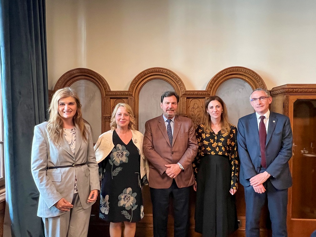 Une photo de groupe du juge en chef avec l’ambassadeur canadien à la Roumanie et des représentants de l'Institut national de la magistrature et de la Direction des affaires européenne