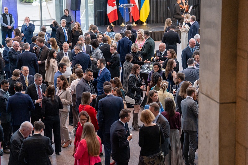 Des invités circulent et discutent ensemble lors de la réception pour la Journée de l’Europe