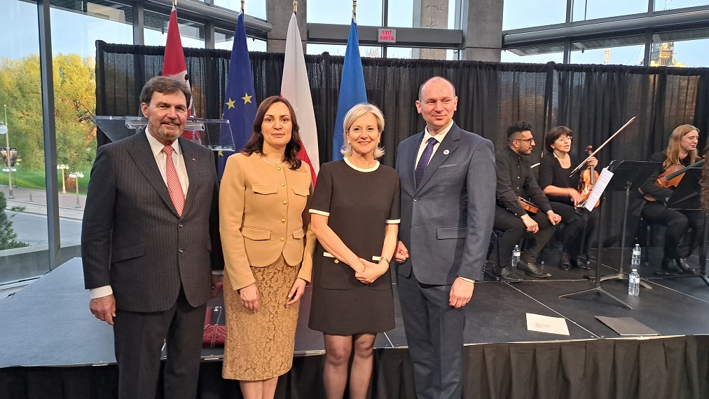 Une photo de groupe du juge en chef avec l’ambassadrice de l’Ukraine au Canada, Yuliya Kovaliv, l’ambassadrice de l’Union européenne au Canada, Geneviève Tuts, et l’ambassadeur de la Pologne au Canada, Witold Dzielski