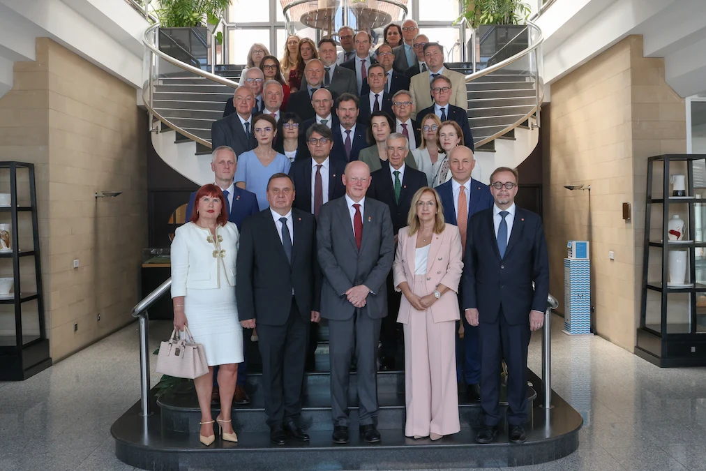 Photo de groupe du juge en chef avec les juges et des représentants du Réseau des présidents des cours suprêmes de l’Union européenne.