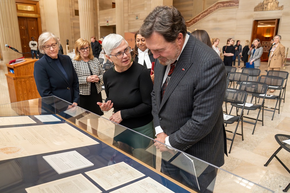 Le juge en chef Richard Wagner et des représentants de Bibliothèque et Archives Canada visitent l’exposition