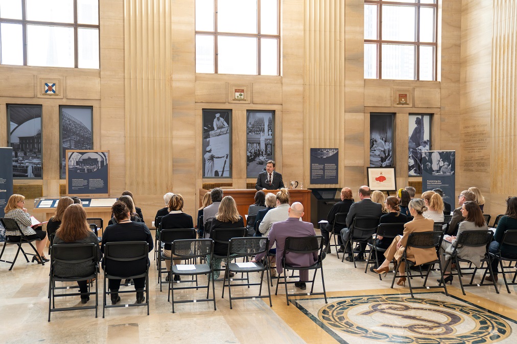 Le juge en chef Richard Wagner parle devant un petit groupe de spectateurs dans le hall d’honneur