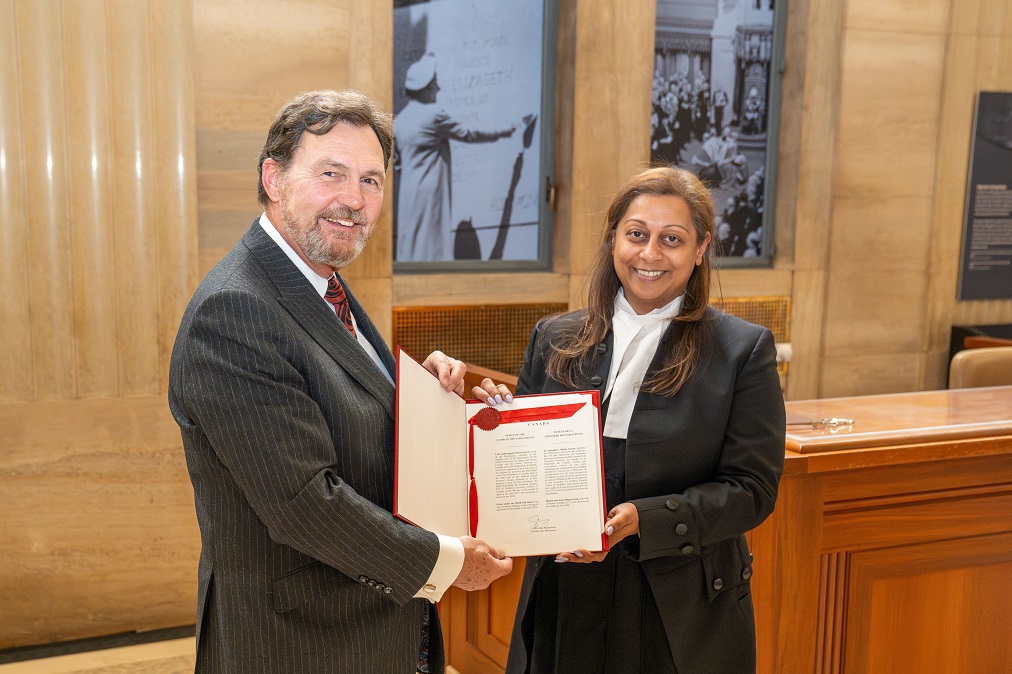 Le juge en chef Richard Wagner et la greffière du Sénat Shaila Anwar posent avec une copie de l’Acte de la Cour Suprême et de l’Échiquier