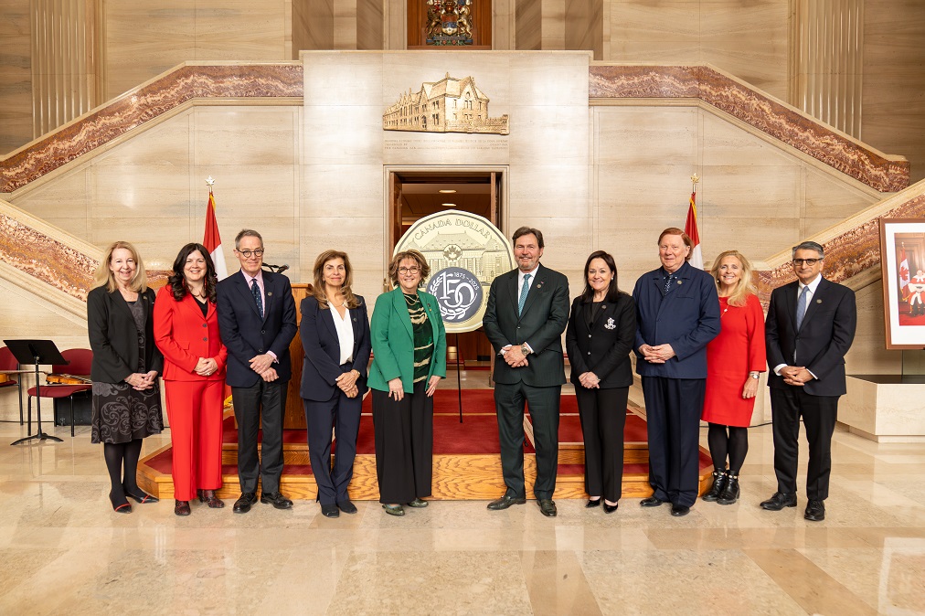 Une photo de groupe du juge en chef et des autres juges avec Marie Lemay