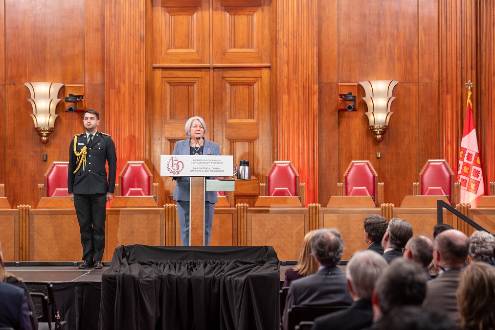 La gouverneure générale Mary Simon qui parle aux participants au symposium dans la salle d’audience principale