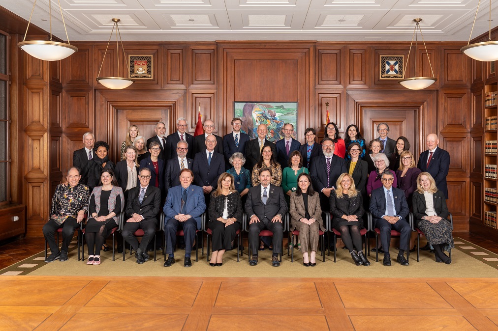 Photo de groupe du juge en chef, des juges et des conférenciers et invités au symposium
