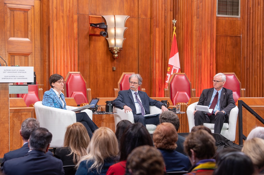 L’auditoire du symposium, vu du banc des juges dans la salle d’audience principale