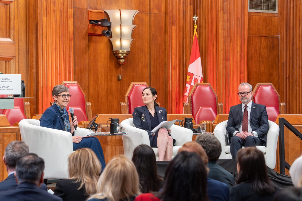 Un panel dans la salle d’audience principale, avec la modératrice Shauna Van Praagh et les panélistes Audrey Boctor et Lionel Smith 