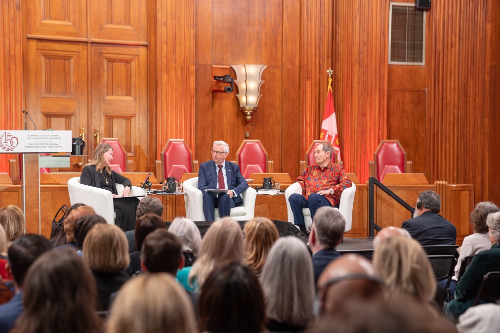 Un panel dans la salle d’audience principale, avec la modératrice Georgina R. Jackson et les panélistes Stephen J. Toope et Albie Sachs