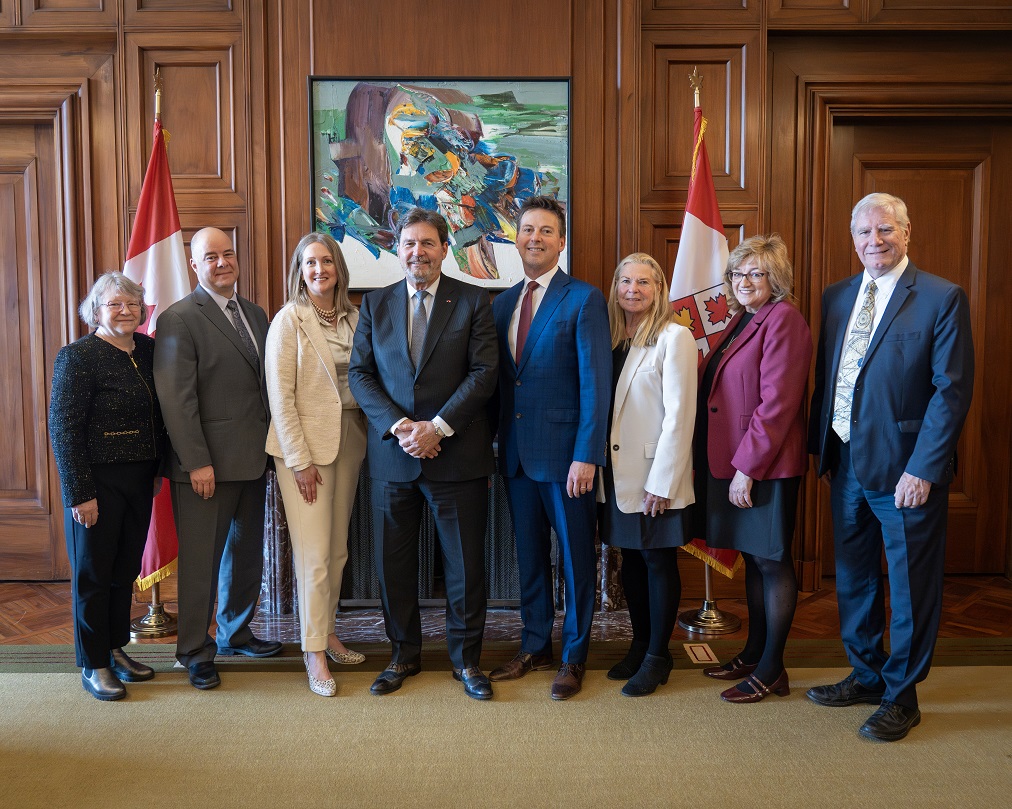 Une photo de groupe du juge en chef Richard Wagner avec les membres de l’exécutif de l’Association canadienne des juges des cours provinciales