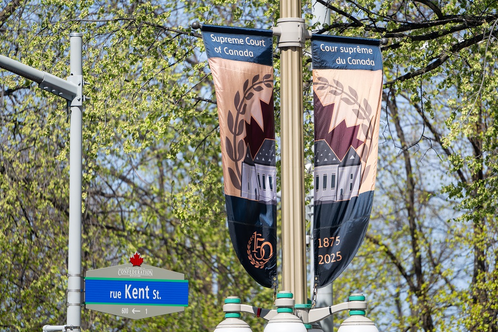 Bannières commémoratives de la Cour suprême du Canada sur un lampadaire du centre-ville d'Ottawa, à côté d'un panneau pour la rue Kent