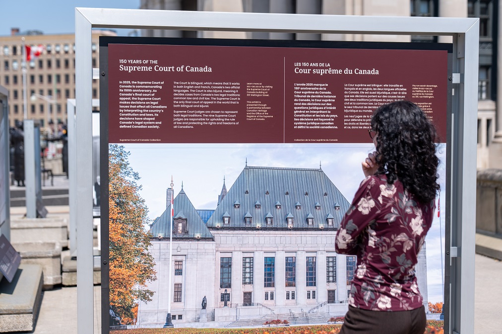 Visiteur regardant l’exposition du pont Plaza