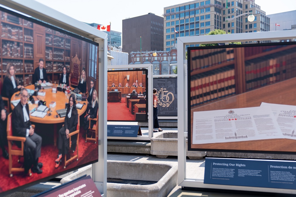 Plusieurs panneaux de l’exposition du pont Plaza