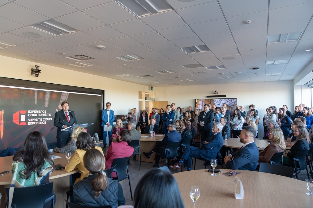 Le juge en chef donne une allocution lors de la cérémonie de lancement