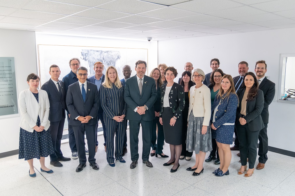 Une photo de groupe des juges avec les membres du corps professoral de la Faculté de droit de l’Université de Sherbrooke.