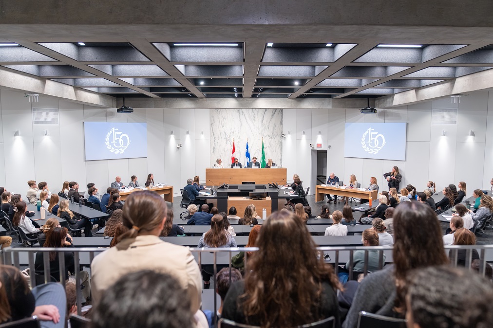 Les juges répondent aux questions des étudiants en droit de l’Université de Sherbrooke dans un auditorium.