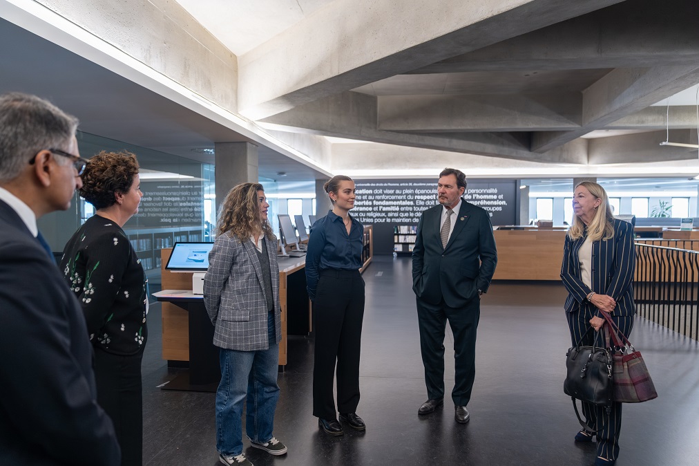 Le juge en chef et les juges Jamal et Moreau parlent à des membres du personnel à la Bibliothèque de droit de l’Université de Sherbrooke.