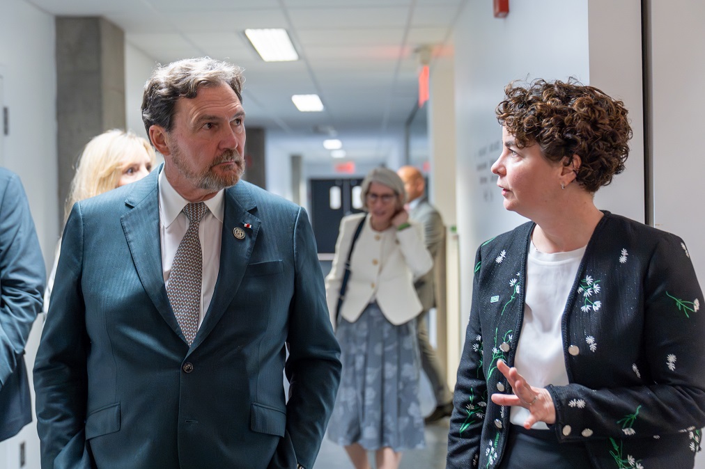 Le juge en chef discute avec Marie-Pierre Robert, doyenne de la Faculté de droit de l’Université de Sherbrooke.