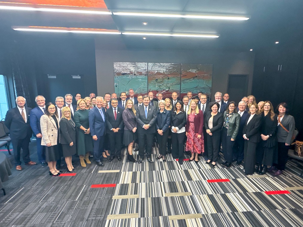 Une photo de groupe des juges avec des membres du barreau et de la magistrature locale.