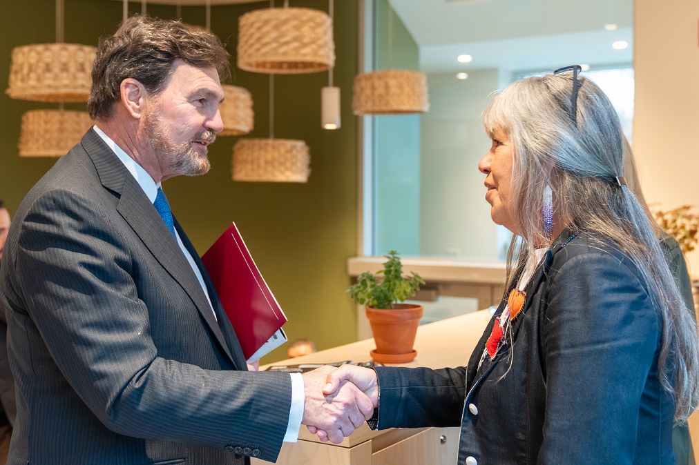 Le juge en chef serre la main de Vicky Boldo, directrice des initiatives autochtones de l’Université Bishop’s.