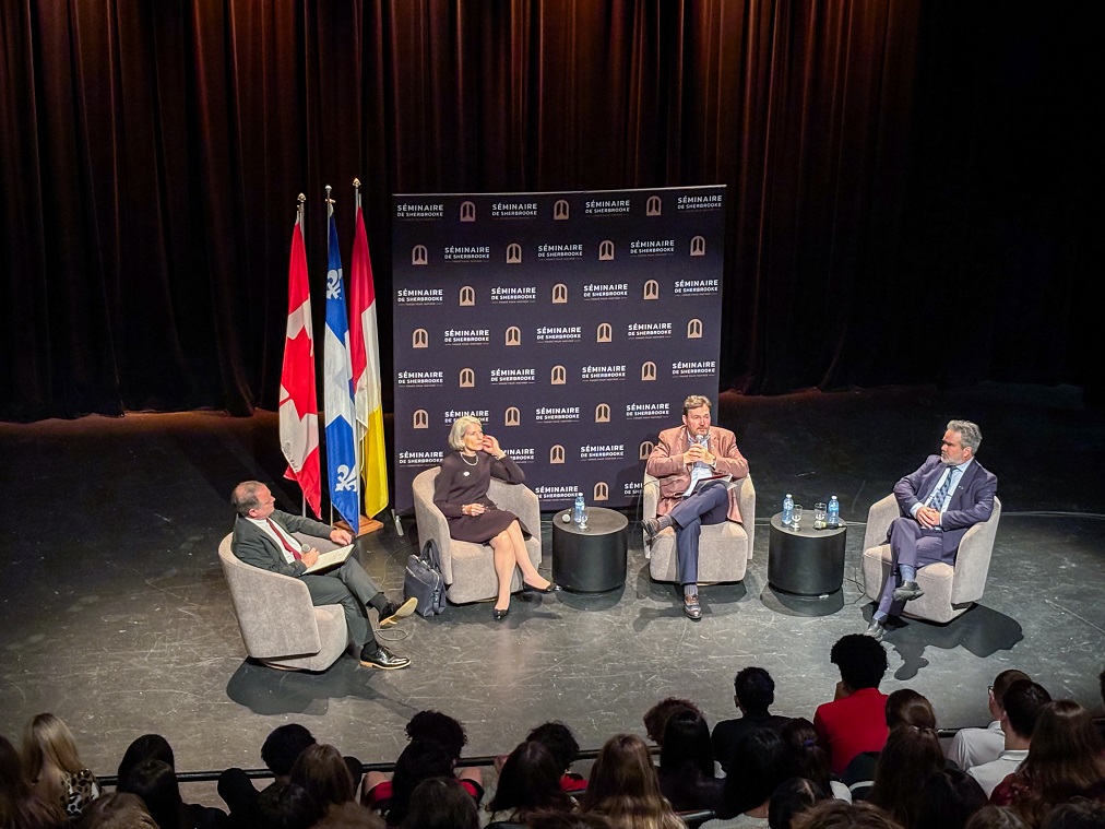 Le juge en chef du Canada, la juge en chef de la Cour d’appel du Québec, Manon Savard, et des représentants du Séminaire de Sherbrooke s’adressent à un auditoire d’étudiants.