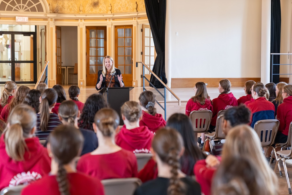La juge Moreau s’adresse à des étudiantes dans un auditorium.
